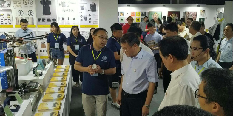 西安市委常委、副市長(zhǎng)高杲在青博會(huì)聽(tīng)取明德學(xué)院師生講解設(shè)計(jì)作品