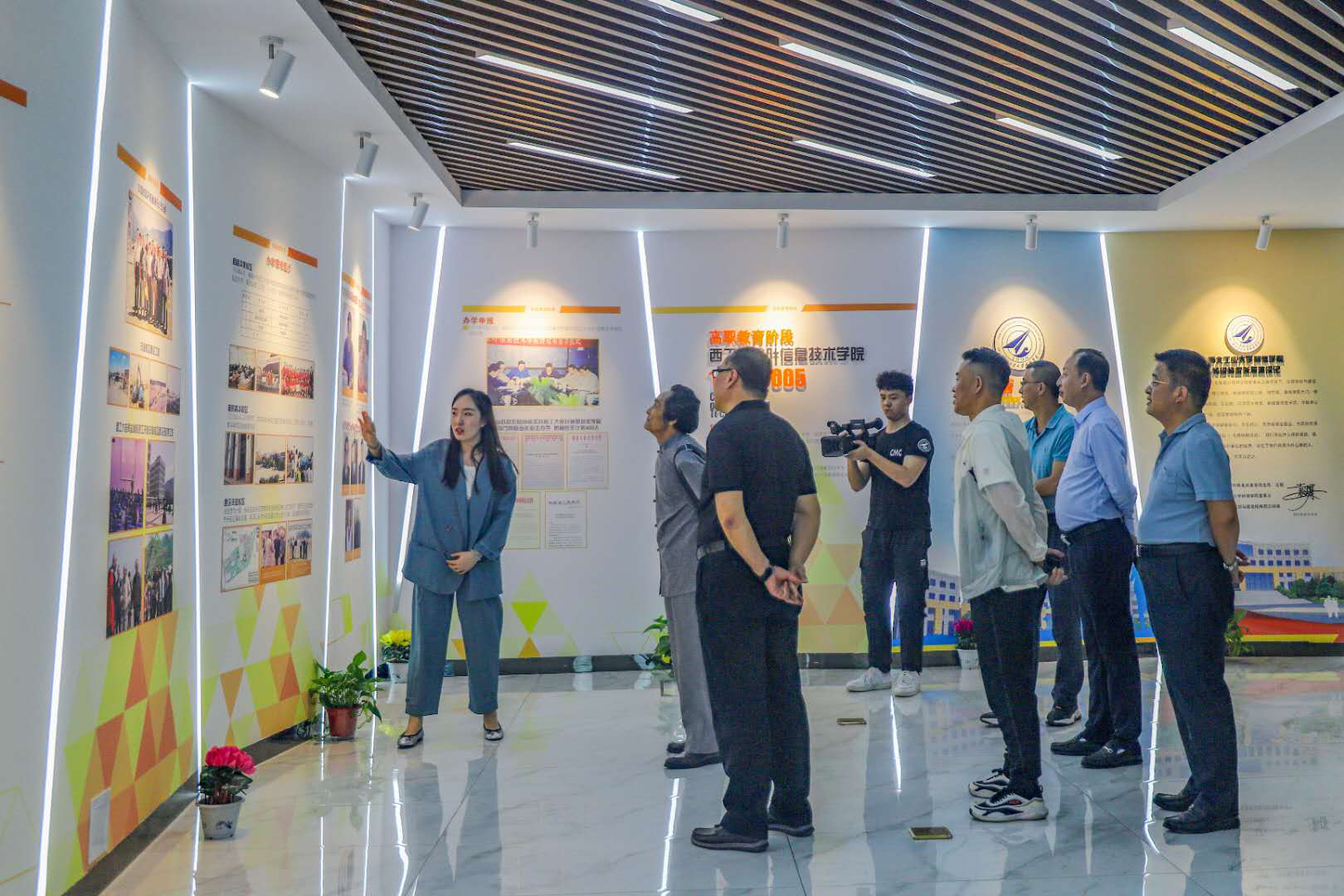 “西部歌王”王向榮老師走進西安明德理工學(xué)院