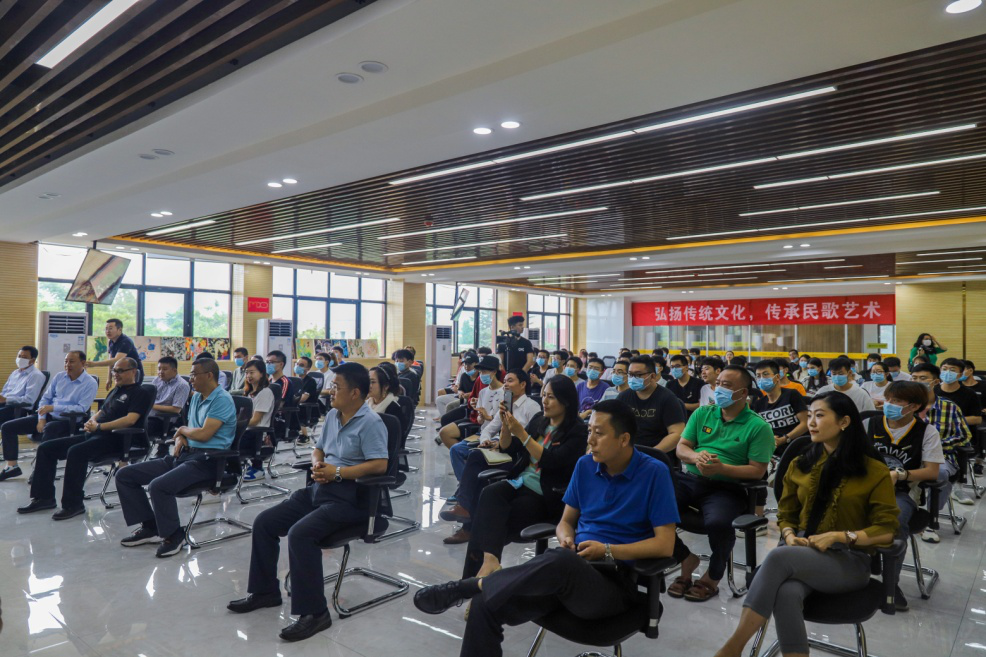 “西部歌王”王向榮老師走進西安明德理工學(xué)院