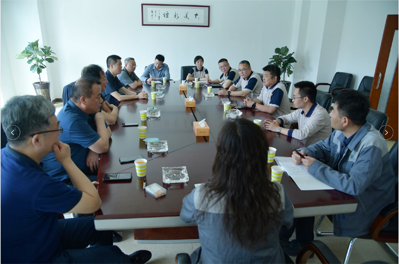 集團(tuán)總裁袁漢輝帶隊(duì)赴新疆卷煙廠調(diào)研