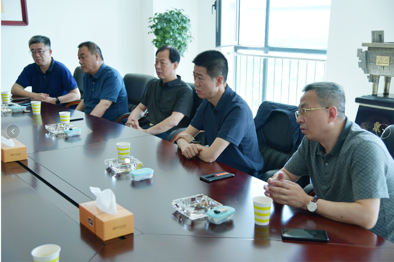 集團(tuán)總裁袁漢輝帶隊(duì)赴新疆卷煙廠調(diào)研