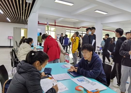 穩(wěn)就業(yè) 謀合作 促供需 西安明德理工學(xué)院舉辦西安市高新區(qū)人才引進(jìn)專場(chǎng)招聘會(huì)