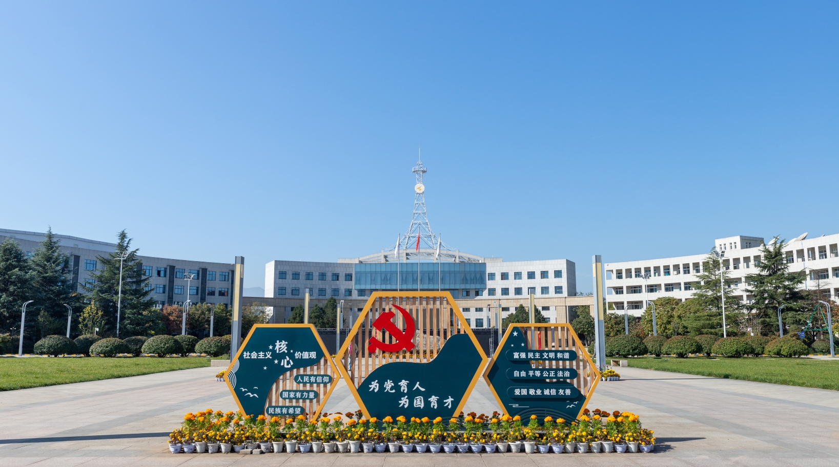 競賽逐夢育英才 專業(yè)立身鑄榮光——明德學(xué)院在國內(nèi)外競賽及專業(yè)排名中連獲佳績