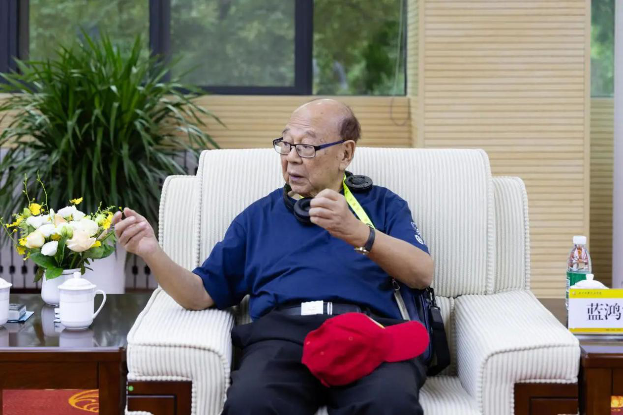 “愛我中華”青年大匯聚火車團(tuán)歷史文化探索之旅抵陜 省政協(xié)副主席楊冠軍在明德學(xué)院會(huì)見成員代表