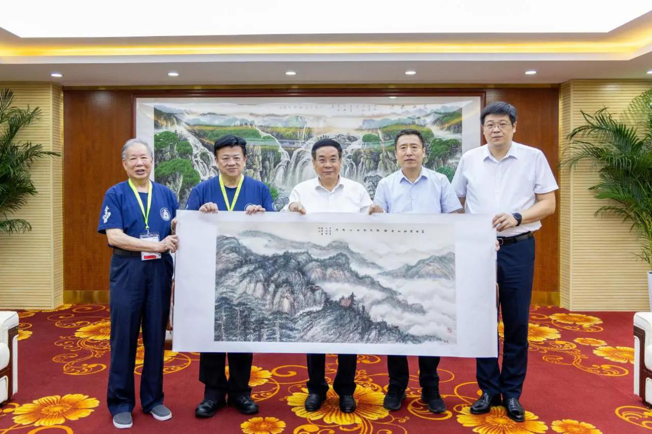 “愛我中華”青年大匯聚火車團(tuán)歷史文化探索之旅抵陜 省政協(xié)副主席楊冠軍在明德學(xué)院會(huì)見成員代表