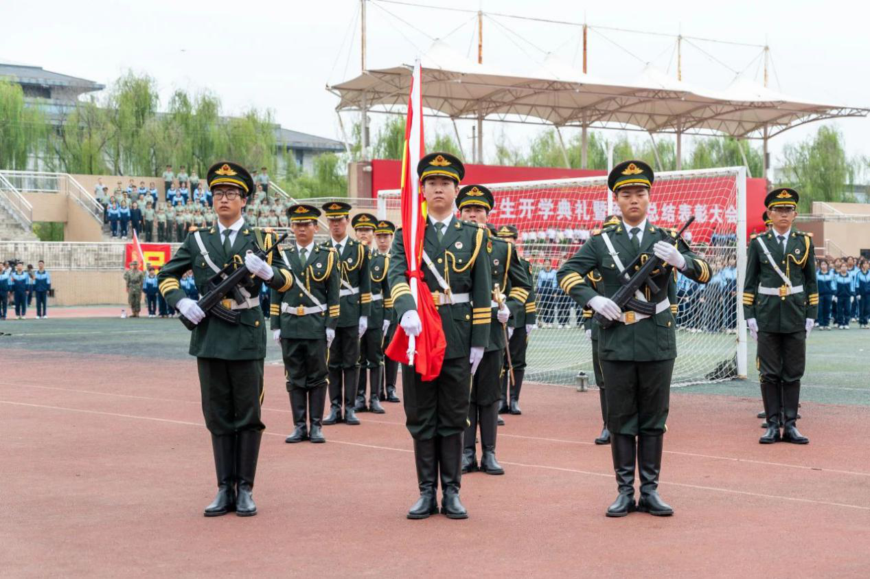 展颯爽英姿 赴璀璨新程 西安明德理工學(xué)院2024級新生開學(xué)典禮暨軍訓(xùn)總結(jié)表彰大會圓滿舉行
