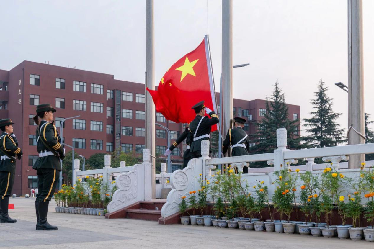 新氣象 新起點(diǎn) 西安明德理工學(xué)院新學(xué)期起航 新校徽正式啟用