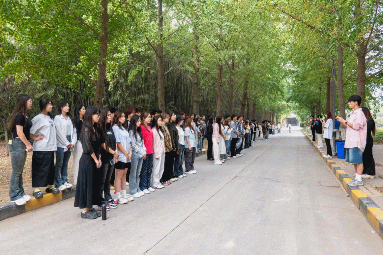 新氣象 新起點(diǎn) 西安明德理工學(xué)院新學(xué)期起航 新校徽正式啟用