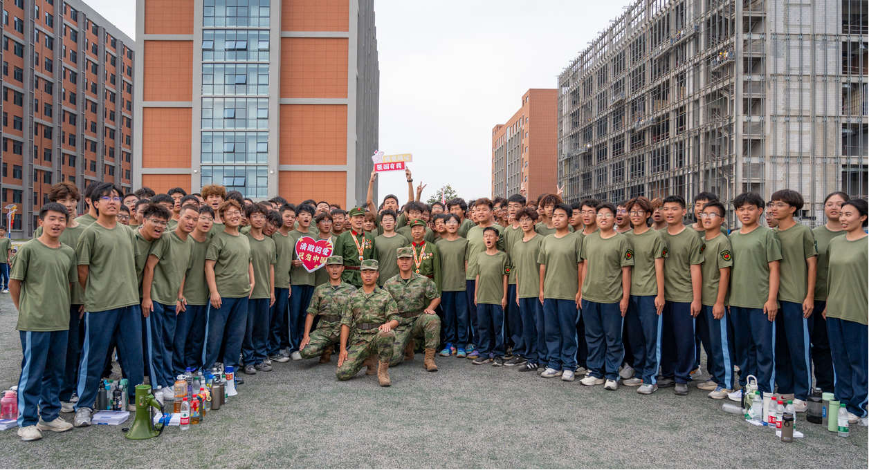 西安明德理工學(xué)院軍訓(xùn)特輯 英模老兵親臨現(xiàn)場宣講 軍事機(jī)構(gòu)領(lǐng)導(dǎo)來校督察