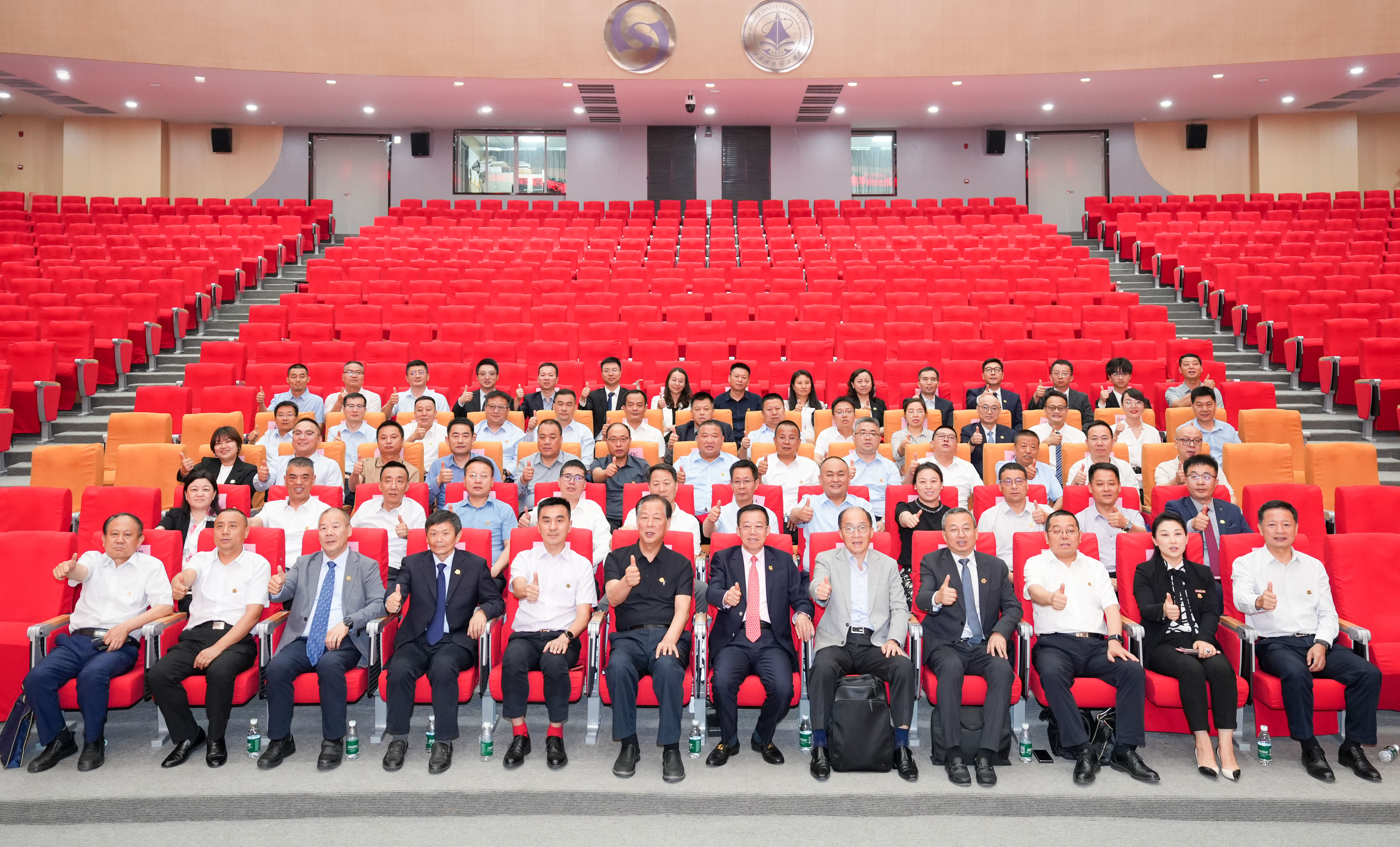 聚焦戰(zhàn)略 壓實責任 奮力開創(chuàng)高質量發(fā)展新局面 金葉科教集團2025年經營管理專題會、兩優(yōu)兩先表彰大會暨目標責任書簽訂儀式圓滿舉行