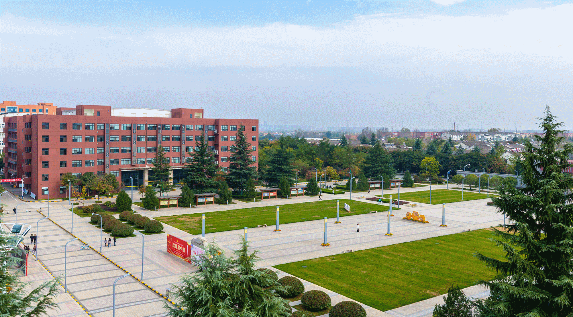 以綠色發(fā)展理念 賦能育人創(chuàng)新——金葉科教集團教育事業(yè)兩校生態(tài)環(huán)境建設(shè)獲省級認(rèn)可