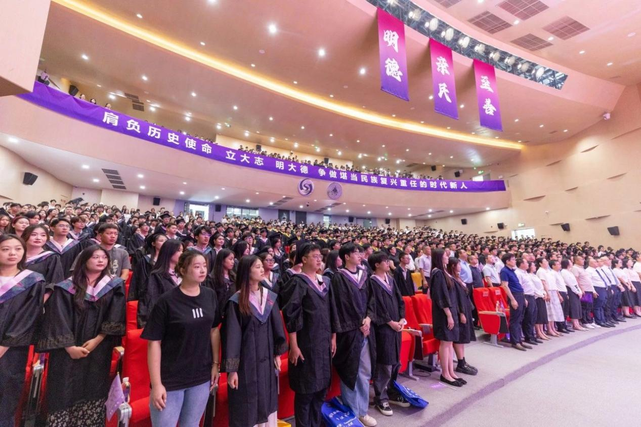 驪歌未散別情重 青春作伴赴星河——西安明德理工學(xué)院舉辦2025屆畢業(yè)典禮與歡送文藝晚會(huì)